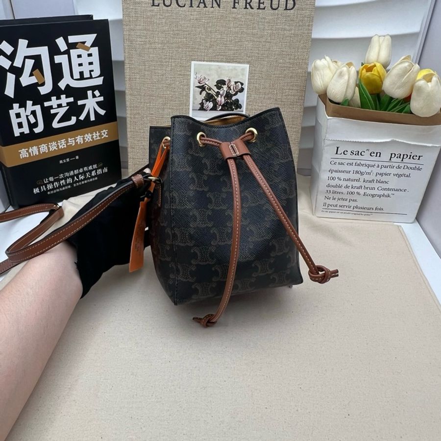 Celine賽琳 Triomphe 徽標印花抽繩水桶包斜挎包單肩包 棕色-6