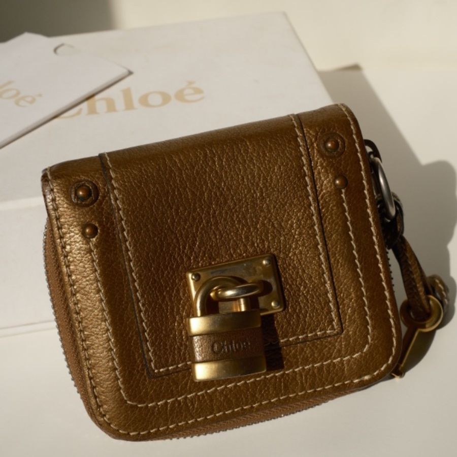 Chloé Paddington 蔻依經典鎖頭金屬古銅金雙摺短夾(附原廠完整盒裝)-0