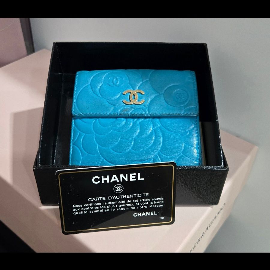Chanel 香奈兒 經典山茶花金釦羊皮雙折短夾(湖水藍)16開 有盒有保卡-22