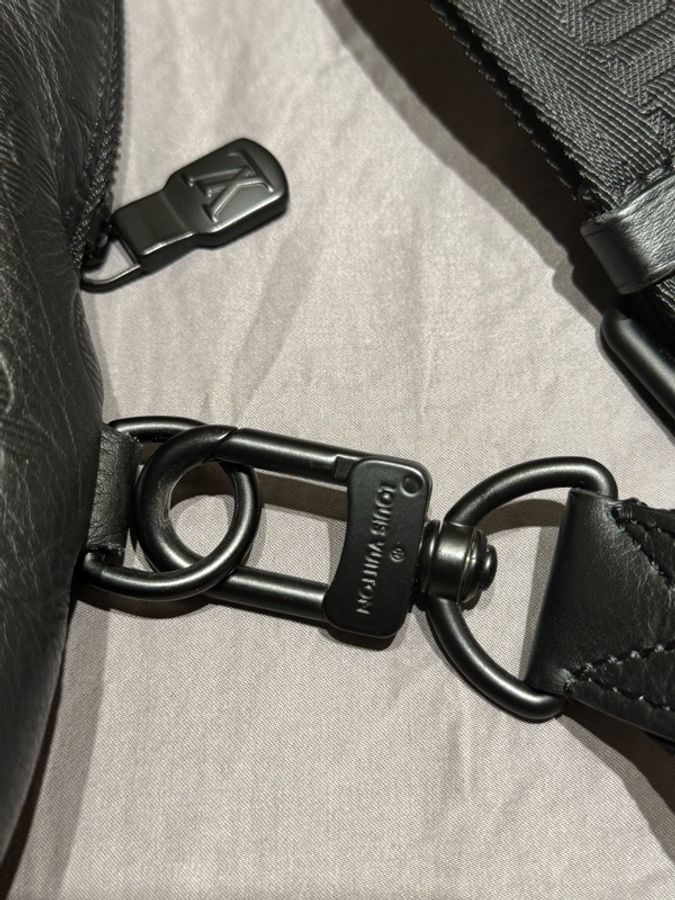 Louis Vuitton M21890 超級實用斜背包/胸包-10