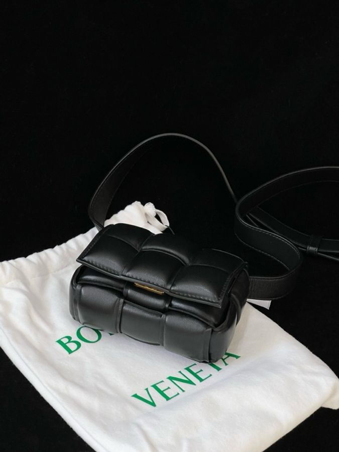 99新Bottega Veneta葆蝶家 Candy padded Cassette黑色迷你三格枕頭包-4