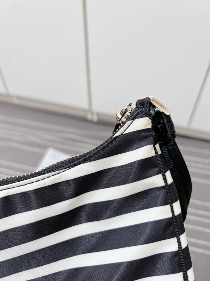 Kate spade 防水黑白條紋肩背包-14