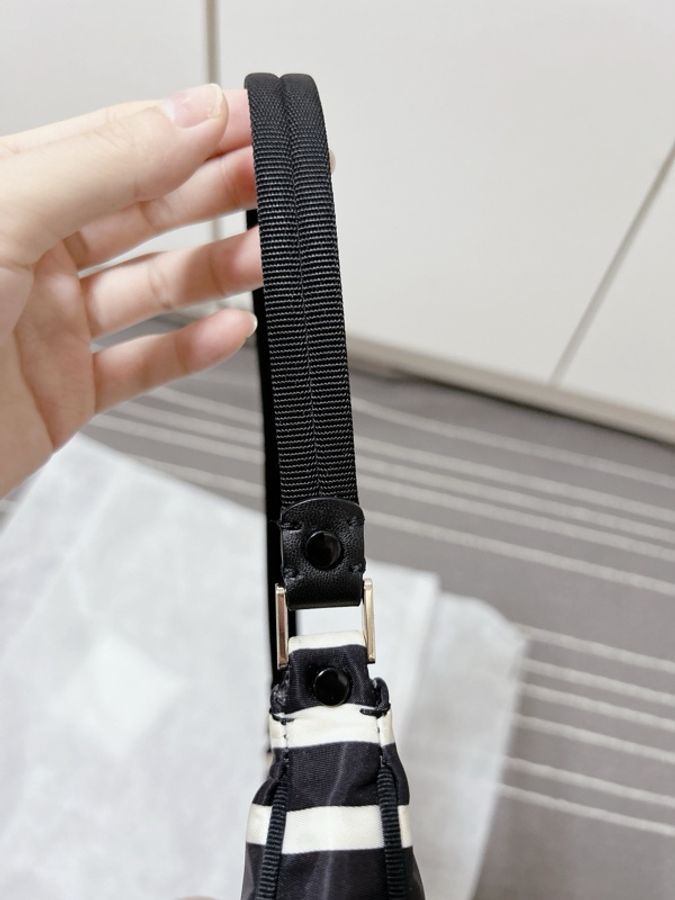 Kate spade 防水黑白條紋肩背包-19