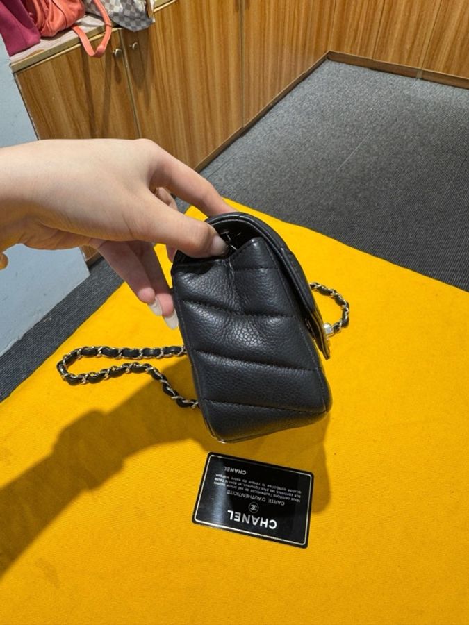 Chanel香奈兒黑銀V紋CF方胖子 黑色銀扣 牛皮-1