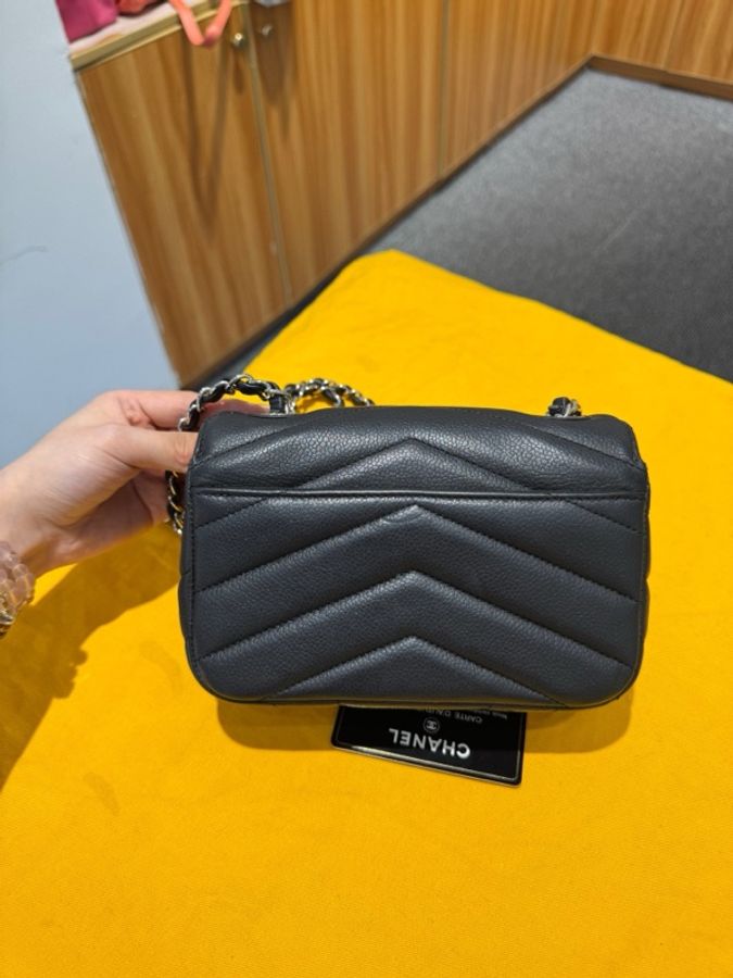 Chanel香奈兒黑銀V紋CF方胖子 黑色銀扣 牛皮-2