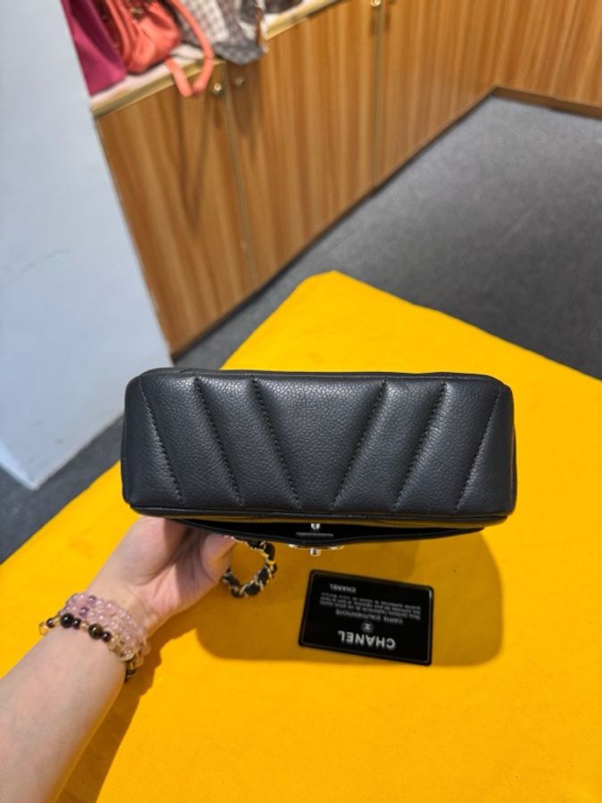 Chanel香奈兒黑銀V紋CF方胖子 黑色銀扣 牛皮-4