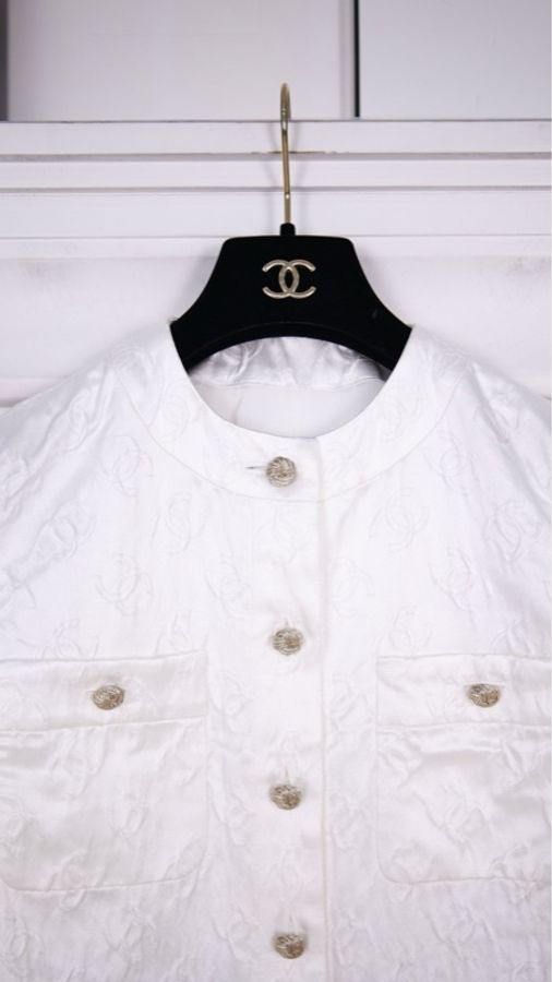 Chanel 25A杭州西湖秀款白色真丝浮雕cc四口袋圆领长袖衬衫外套上衣-13