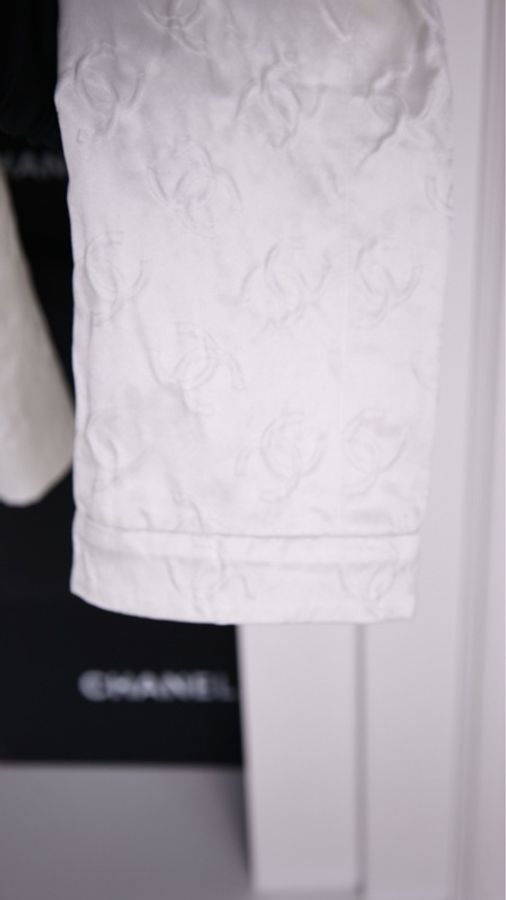 Chanel 25A杭州西湖秀款白色真丝浮雕cc四口袋圆领长袖衬衫外套上衣-28