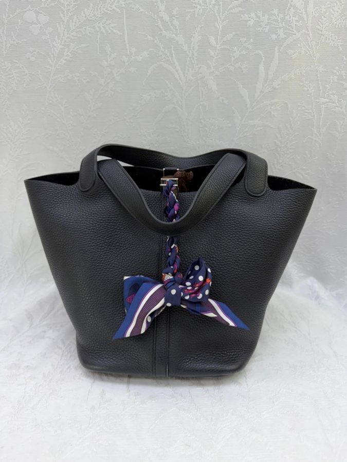 這是一款 Hermès Picotin Lock 手袋,採用黑色 Taurillon Clemence 皮革搭配銀色鎖-0