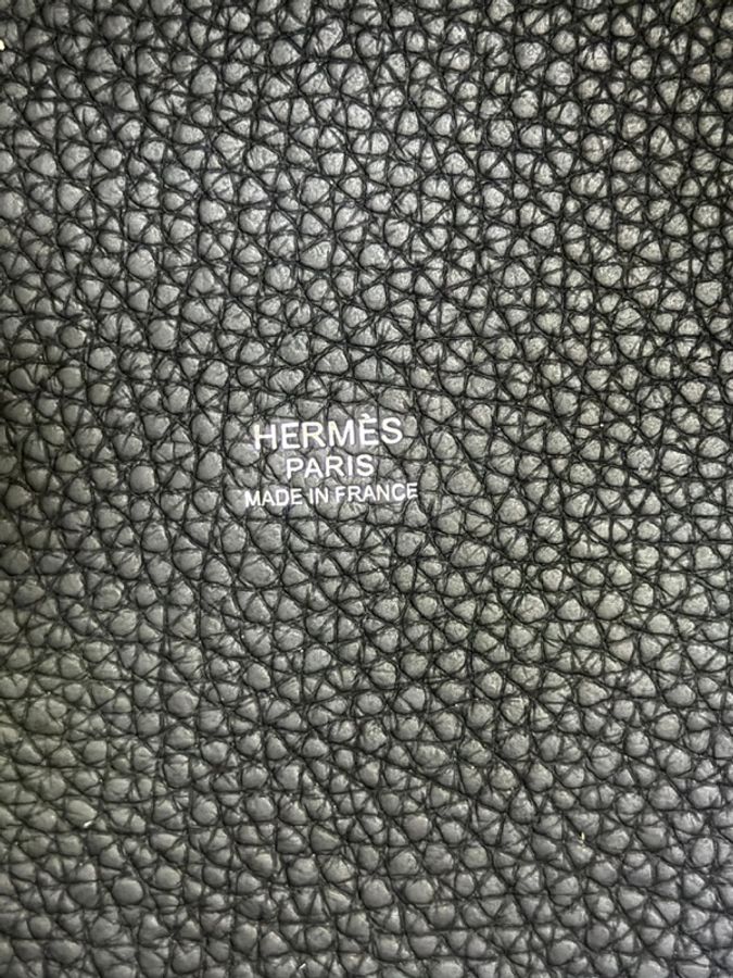 這是一款 Hermès Picotin Lock 手袋,採用黑色 Taurillon Clemence 皮革搭配銀色鎖-10