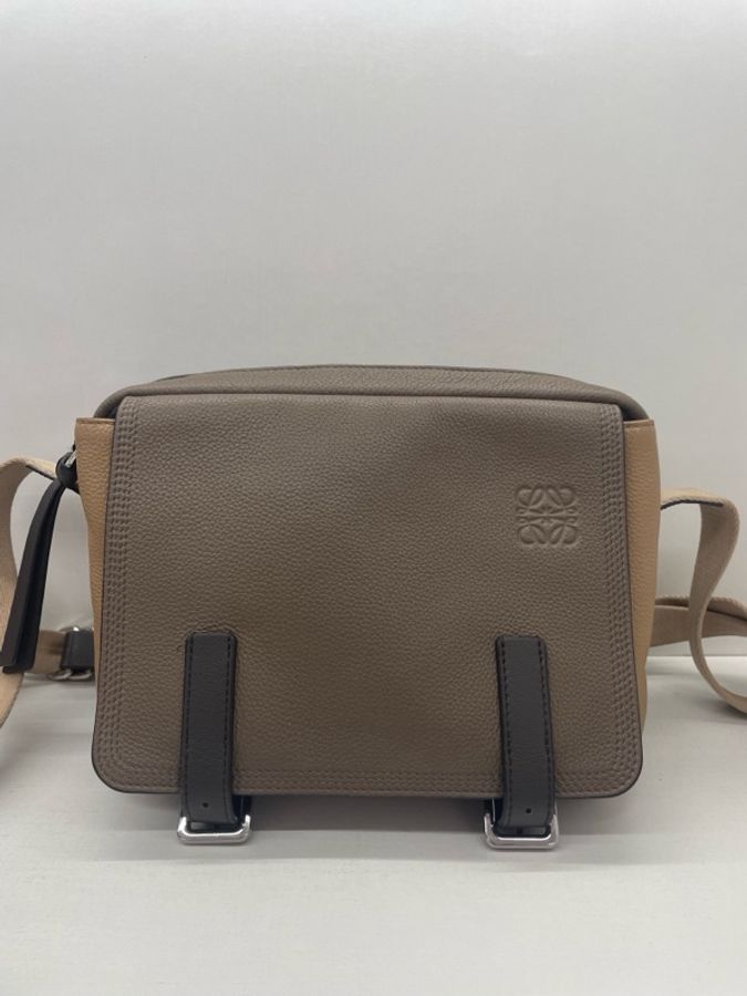 LOEWE 罗意威相机包邮差包 卡其色-2