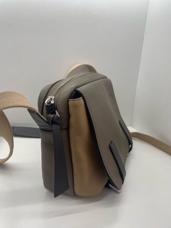 LOEWE 罗意威相机包邮差包 卡其色-4
