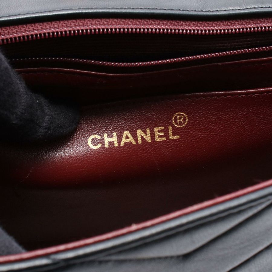 香奈兒 (CHANEL) 人字紋 V 字縫線斜挎單肩包，羊皮材質，黑色，二手，金色五金-3