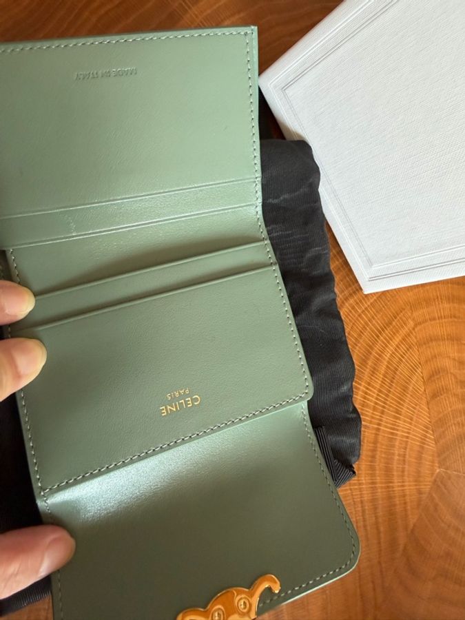 CELINE Triomphe 凱旋門三折短夾 Smooth Calfskin｜霧綠色（Sage）-7