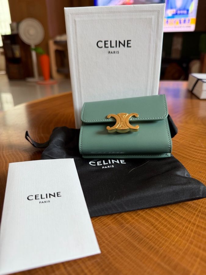CELINE Triomphe 凱旋門三折短夾 Smooth Calfskin｜霧綠色（Sage）-8
