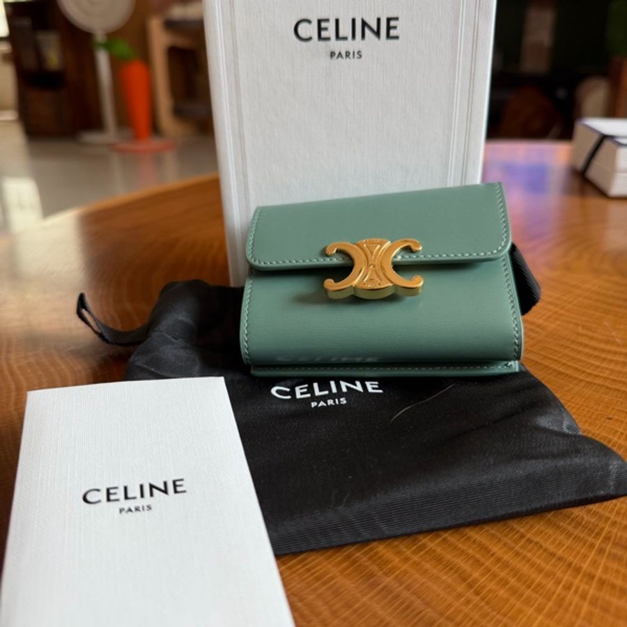 CELINE Triomphe 凱旋門三折短夾 Smooth Calfskin｜霧綠色（Sage）-14