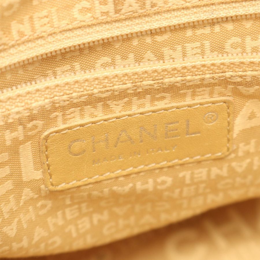 香奈兒 (CHANEL) 黑色皮革流蘇肩背包，飾有品牌標誌，銀色五金配件，二手女士 Coco CC 標誌-3