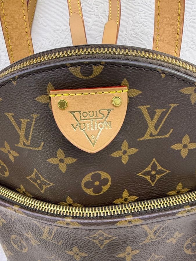 這款 Louis Vuitton Moon Backpack 採用經典的 Monogram 帆布製作,配有獨特的三角形金屬標誌。-1