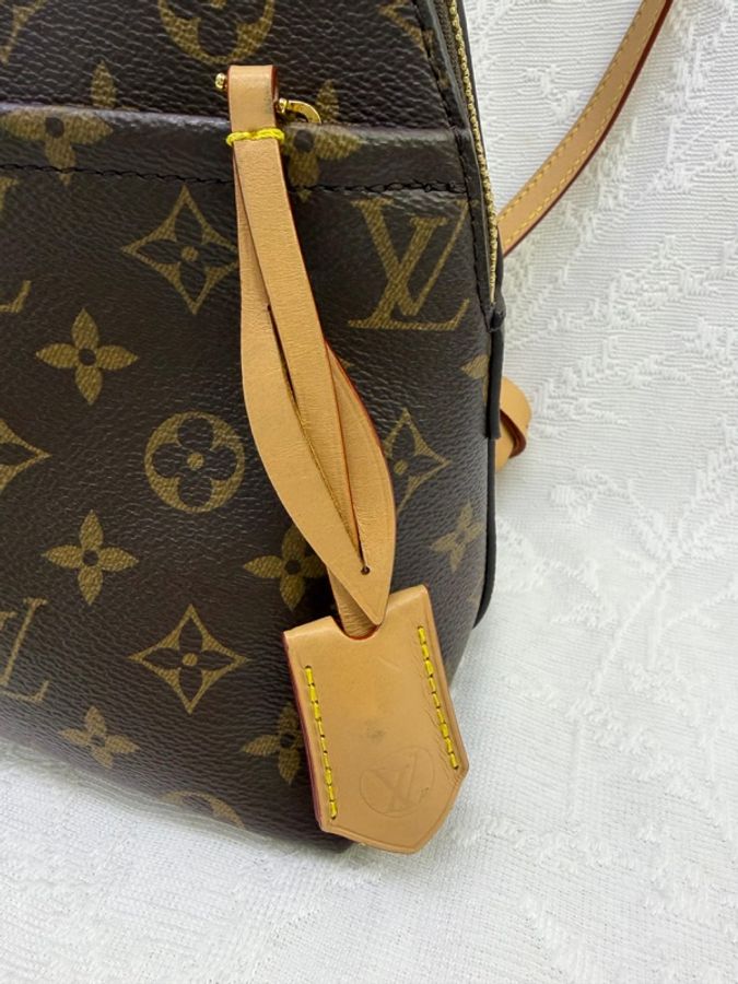 這款 Louis Vuitton Moon Backpack 採用經典的 Monogram 帆布製作,配有獨特的三角形金屬標誌。-2