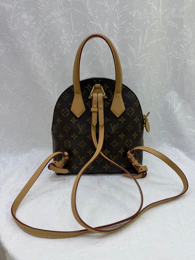 這款 Louis Vuitton Moon Backpack 採用經典的 Monogram 帆布製作,配有獨特的三角形金屬標誌。-3