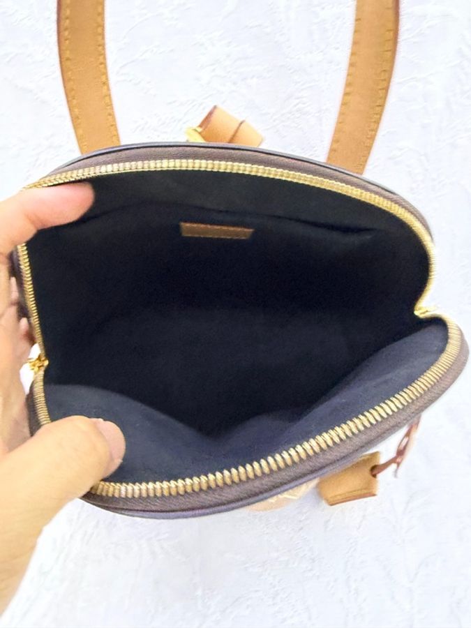 這款 Louis Vuitton Moon Backpack 採用經典的 Monogram 帆布製作,配有獨特的三角形金屬標誌。-4