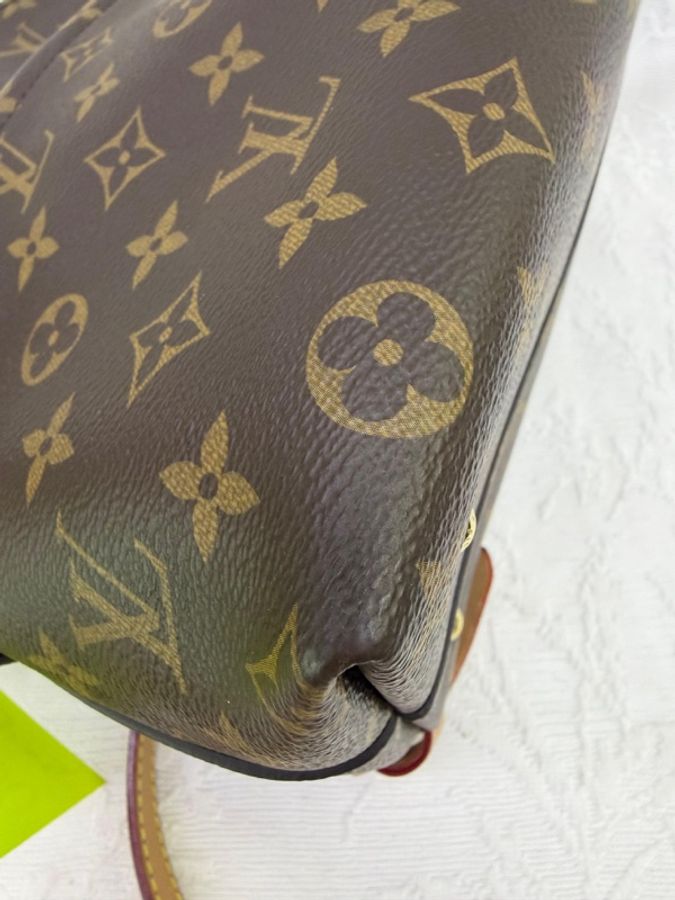 這款 Louis Vuitton Moon Backpack 採用經典的 Monogram 帆布製作,配有獨特的三角形金屬標誌。-8