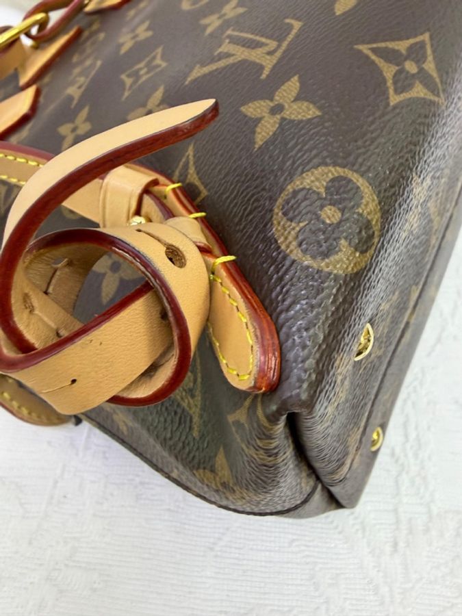 這款 Louis Vuitton Moon Backpack 採用經典的 Monogram 帆布製作,配有獨特的三角形金屬標誌。-11
