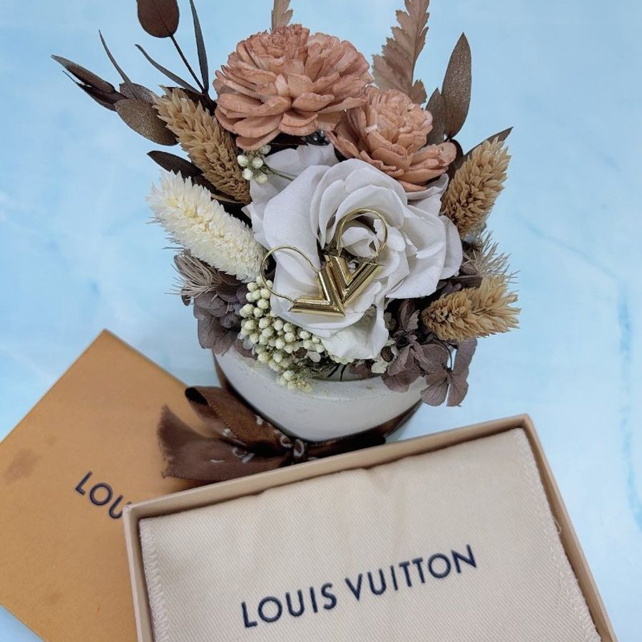 LV Essential V圈式金色耳環-4
