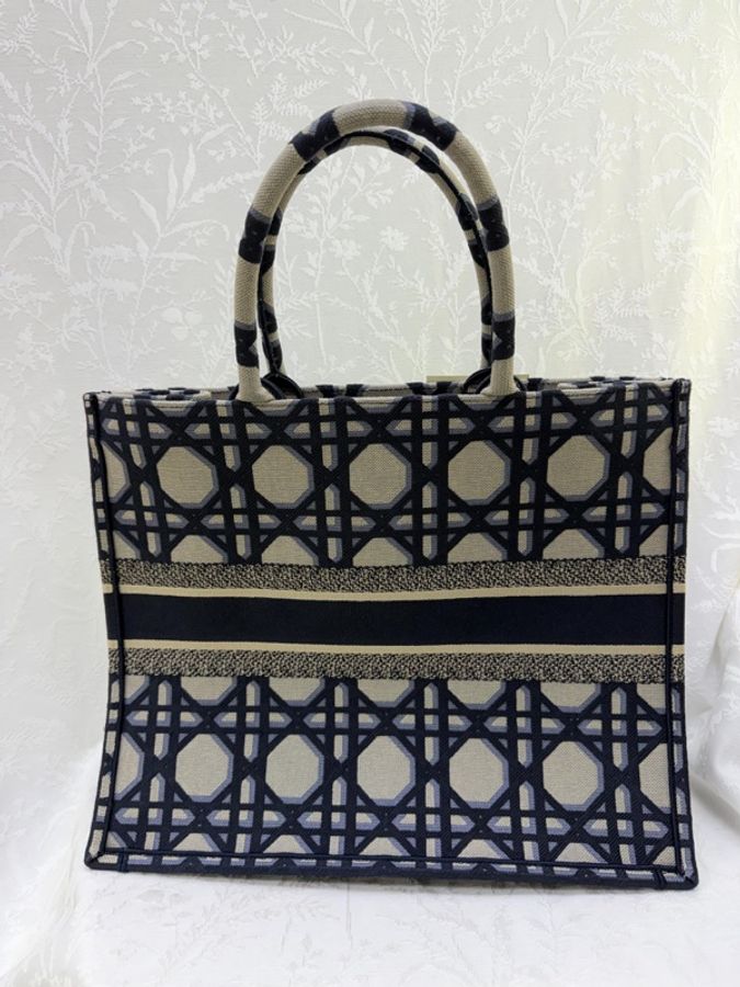 這是一隻 Dior 米色與藍色大型藤格紋刺繡 Book Tote。-2