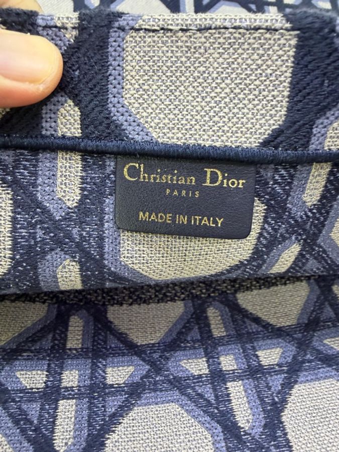 這是一隻 Dior 米色與藍色大型藤格紋刺繡 Book Tote。-3
