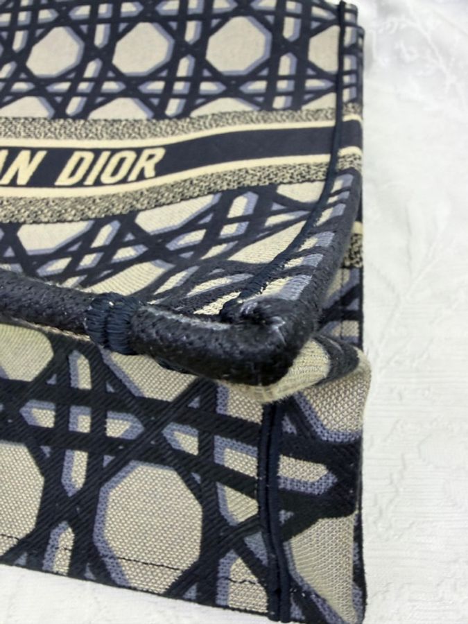 這是一隻 Dior 米色與藍色大型藤格紋刺繡 Book Tote。-7