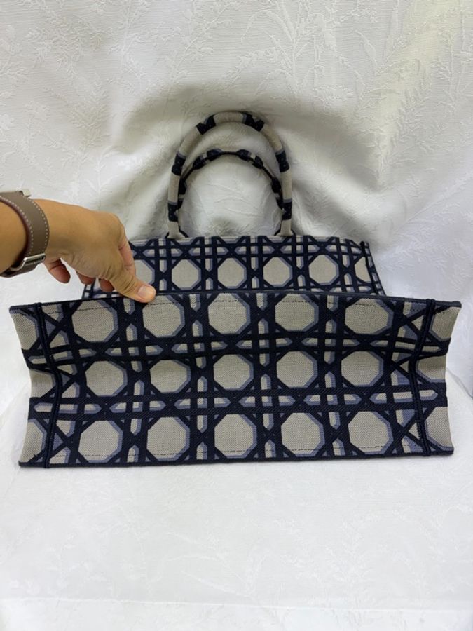 這是一隻 Dior 米色與藍色大型藤格紋刺繡 Book Tote。-8