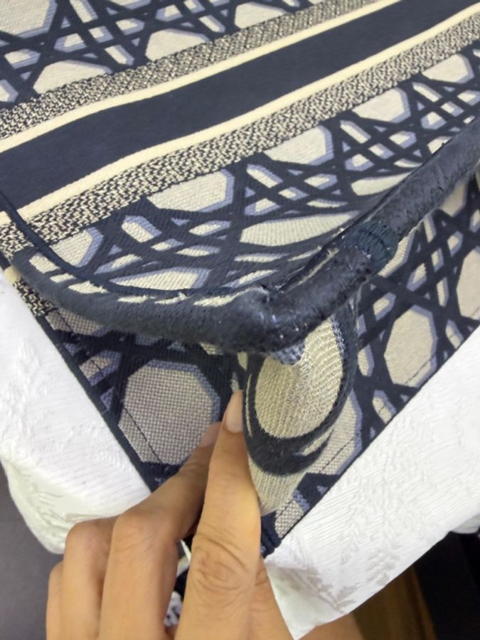 這是一隻 Dior 米色與藍色大型藤格紋刺繡 Book Tote。-10