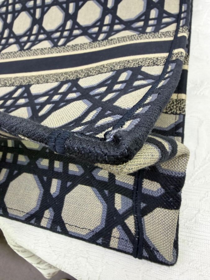 這是一隻 Dior 米色與藍色大型藤格紋刺繡 Book Tote。-11