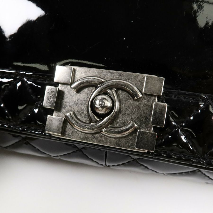 CHANEL 漆皮皮革Reverso Boy XL鏈帶手挽肩背兩用袋-6