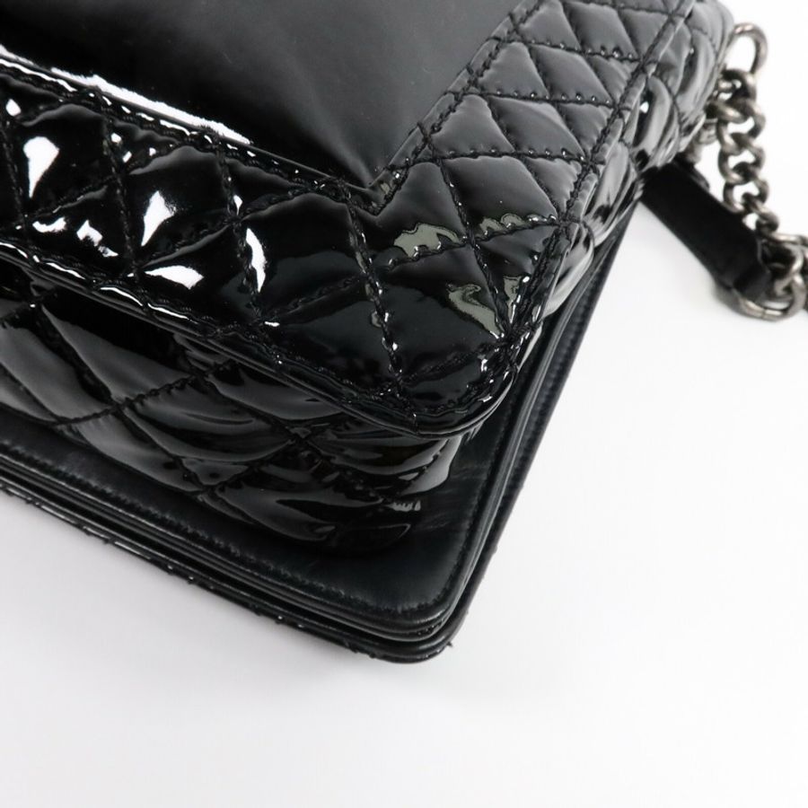 CHANEL 漆皮皮革Reverso Boy XL鏈帶手挽肩背兩用袋-11