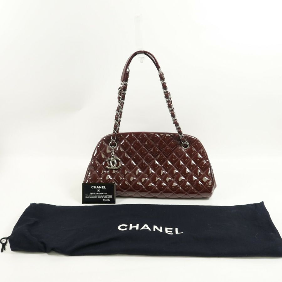 CHANEL 漆皮皮革Mademoiselle Bowling Bag鏈帶肩背袋-13