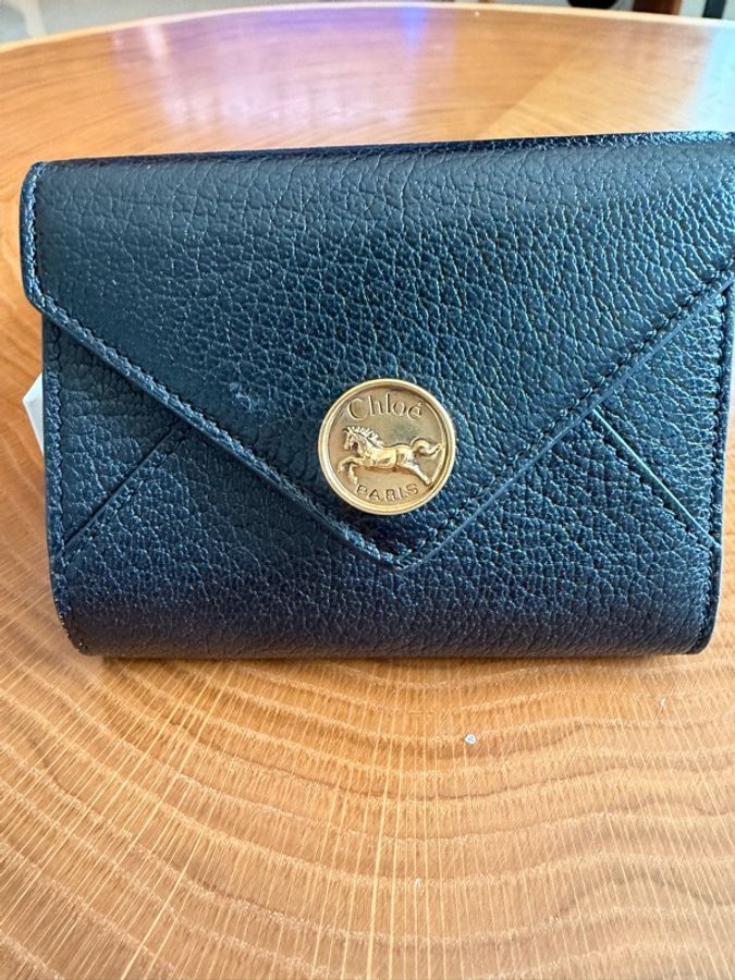 ✨ Chloé Horse Medal 黑色粒面牛皮三折短夾 ✨-0