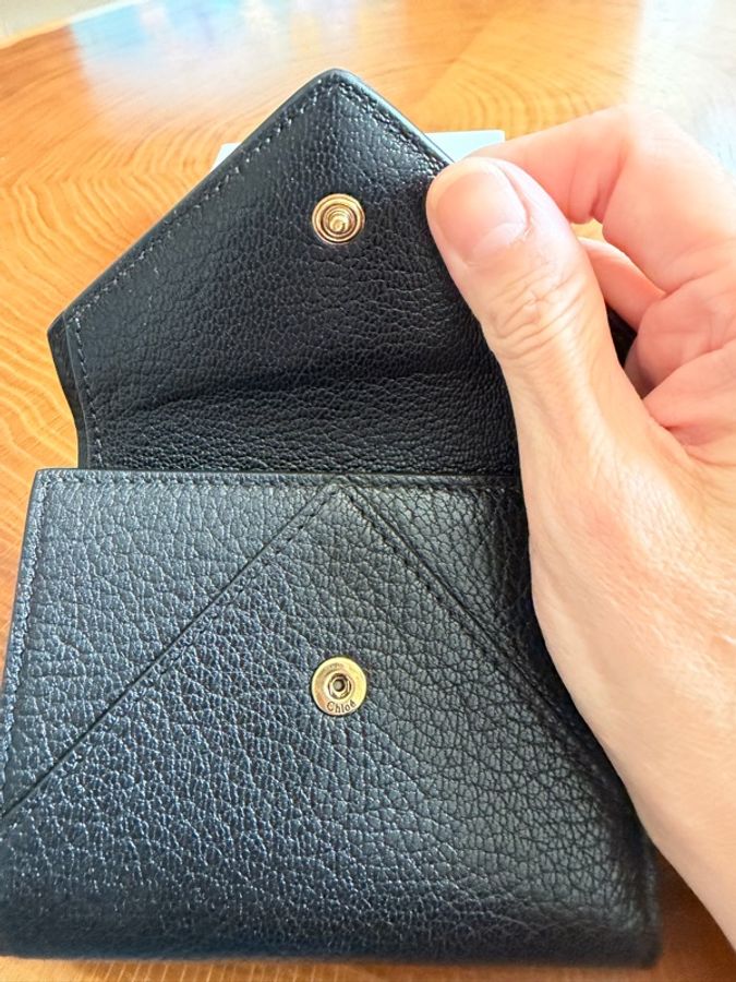 ✨ Chloé Horse Medal 黑色粒面牛皮三折短夾 ✨-4