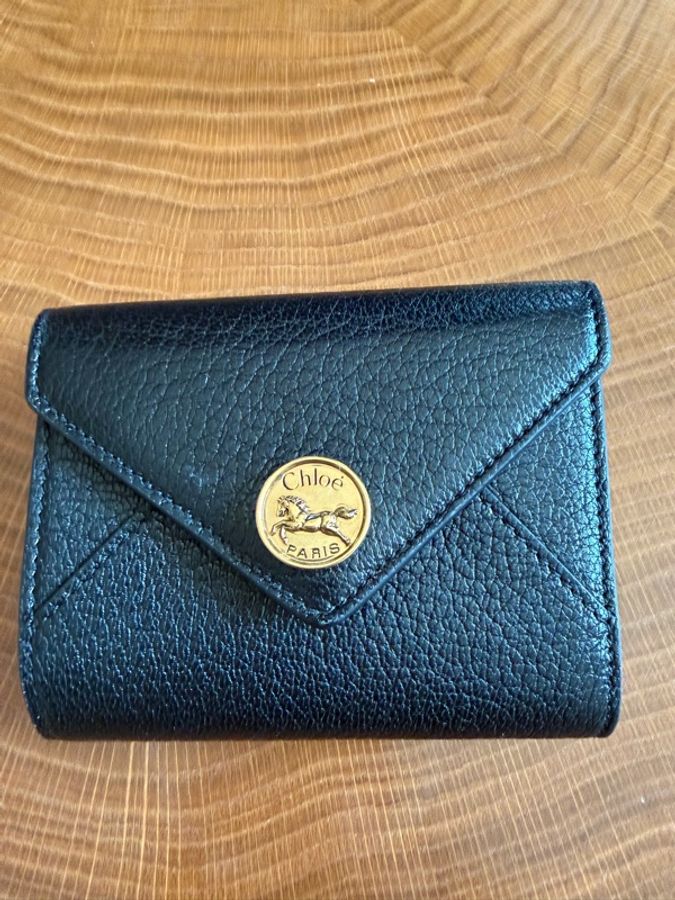 ✨ Chloé Horse Medal 黑色粒面牛皮三折短夾 ✨-8