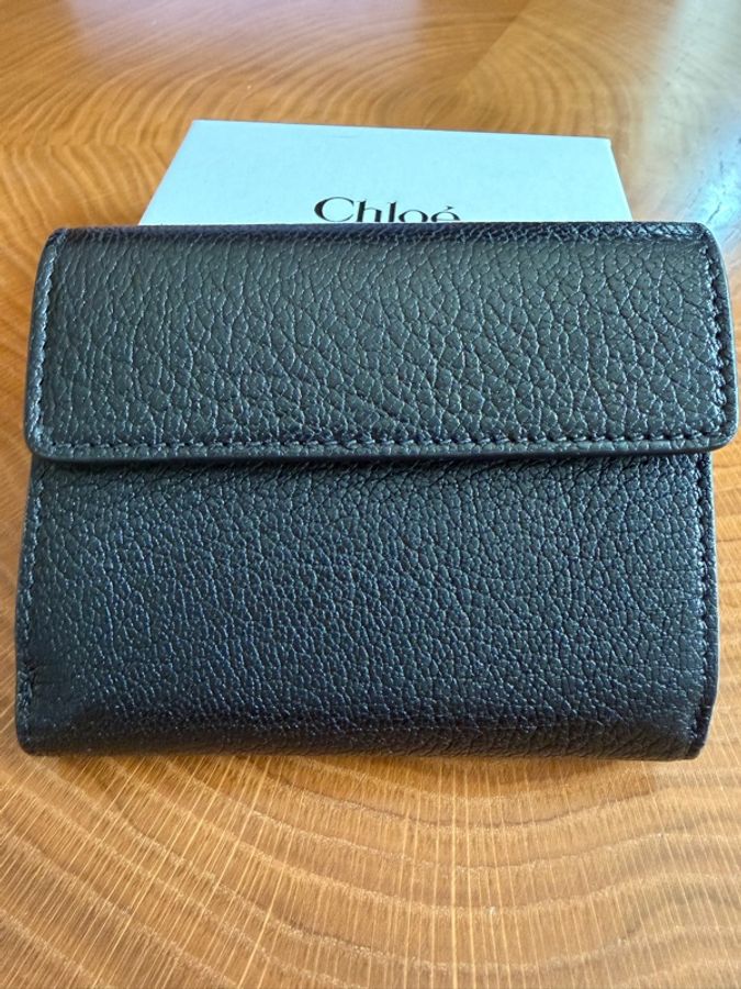 ✨ Chloé Horse Medal 黑色粒面牛皮三折短夾 ✨-11