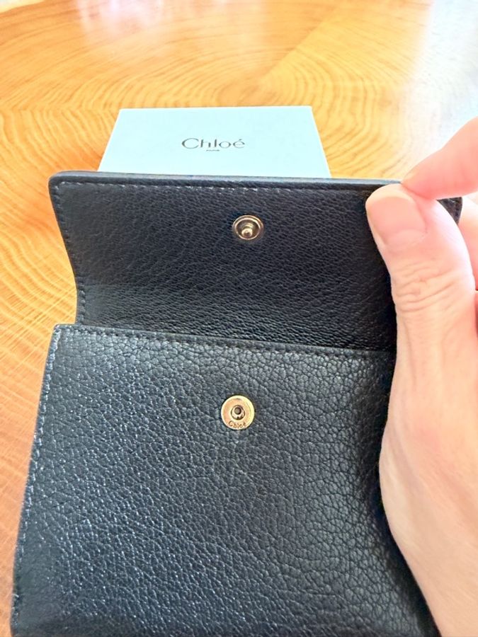✨ Chloé Horse Medal 黑色粒面牛皮三折短夾 ✨-12