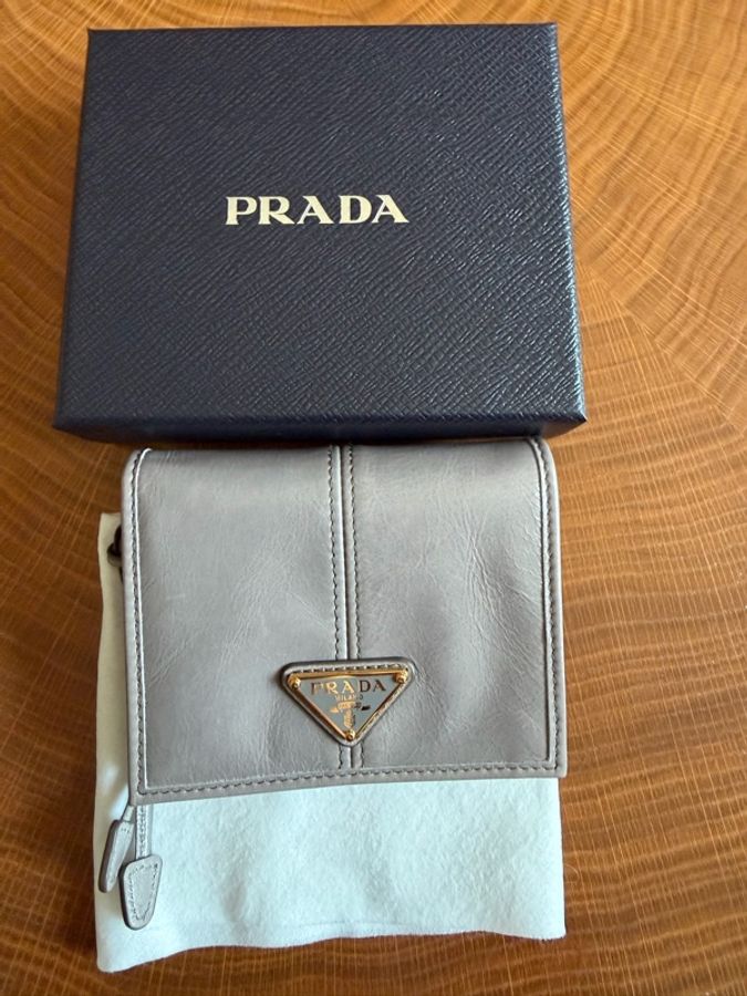 🤍 PRADA 灰色柔軟小牛皮三折短夾 ✨ 低調卻一眼就能認出的 Pr-1