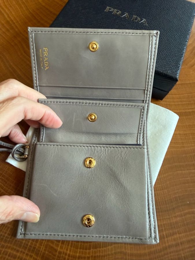 🤍 PRADA 灰色柔軟小牛皮三折短夾 ✨ 低調卻一眼就能認出的 Pr-4