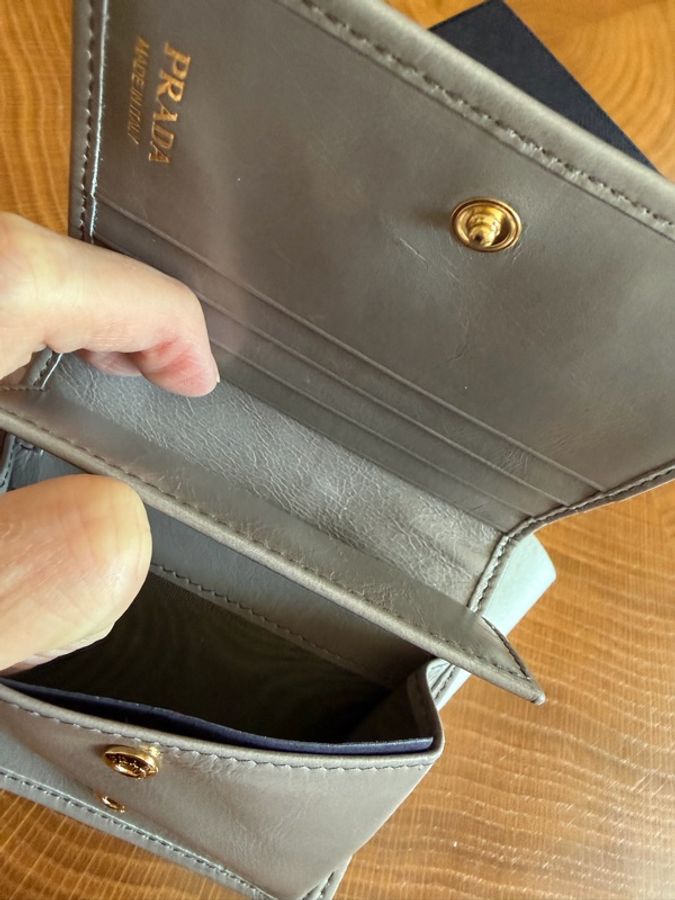🤍 PRADA 灰色柔軟小牛皮三折短夾 ✨ 低調卻一眼就能認出的 Pr-5