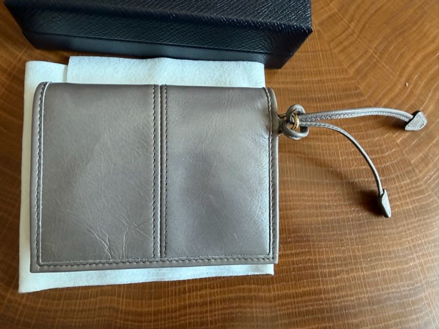 🤍 PRADA 灰色柔軟小牛皮三折短夾 ✨ 低調卻一眼就能認出的 Pr-10
