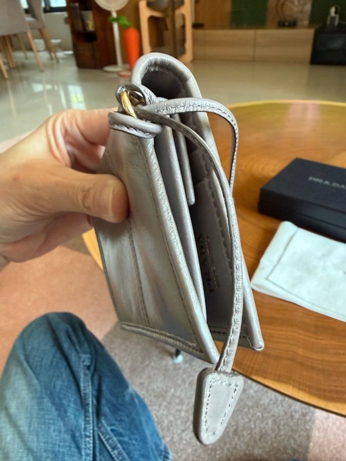 🤍 PRADA 灰色柔軟小牛皮三折短夾 ✨ 低調卻一眼就能認出的 Pr-13