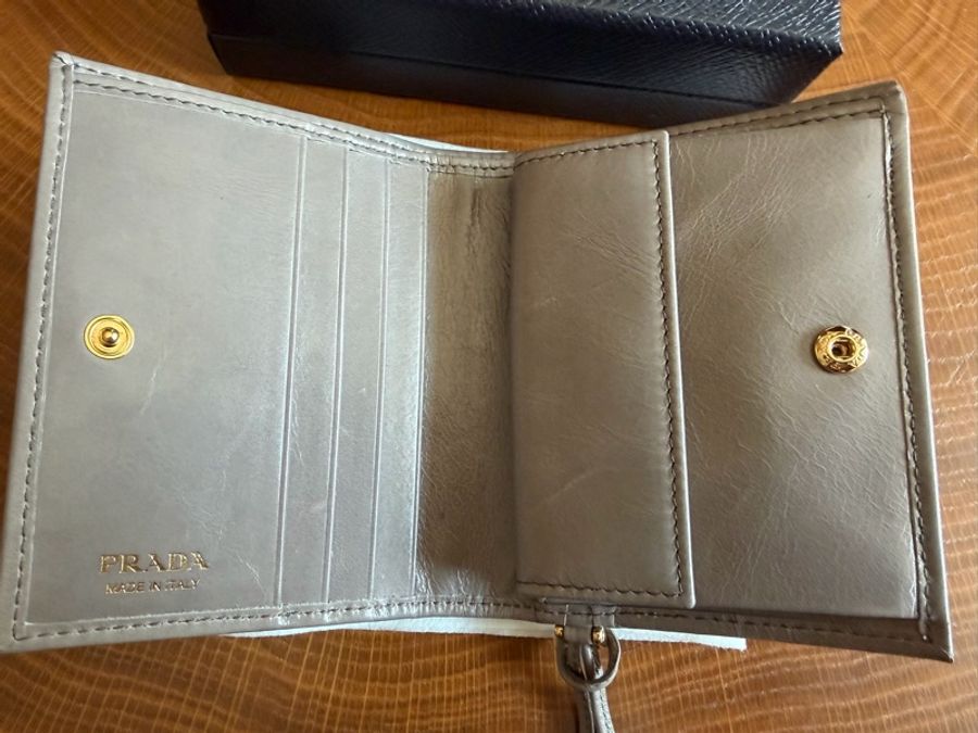 🤍 PRADA 灰色柔軟小牛皮三折短夾 ✨ 低調卻一眼就能認出的 Pr-17