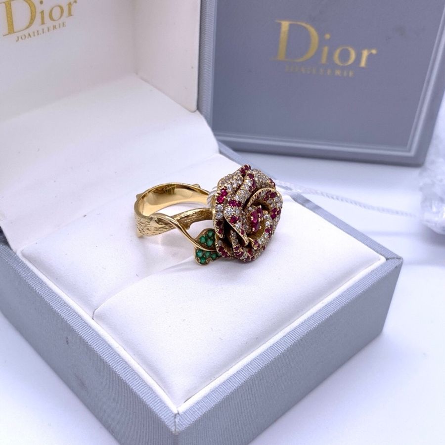 Dior 高級珠寶系列巴黎玫瑰園戒指 53號尺寸 18 K黃金基底,花瓣密鑲紅寶石+鑽石,花葉部分鑲嵌祖母綠-3