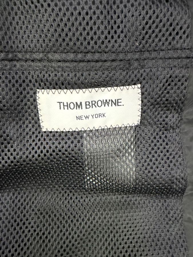 這是一件 Thom Browne 的黑色尼龍休閒西裝外套-5